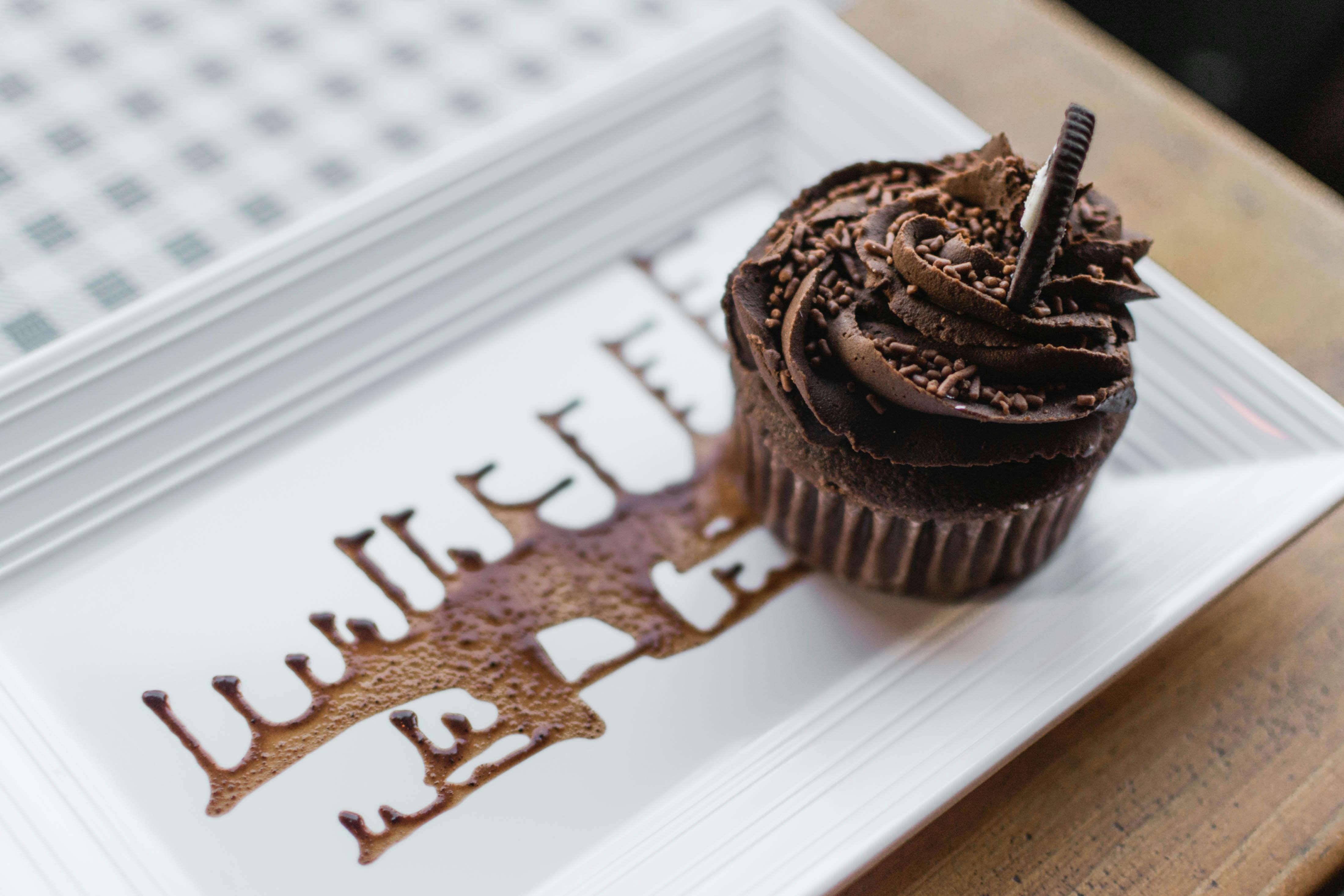 Schokoladen Cupcake Auf Rechteckiger Weißer Keramikplatte · Kostenloses ...