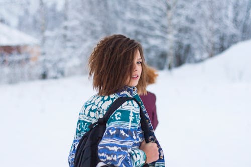 Mavi, Yeşil Ve Beyaz Kabile Ceketi Ve Siyah Sırt çantası Giyen Kadının Seçici Odaklı Portre Fotoğrafı