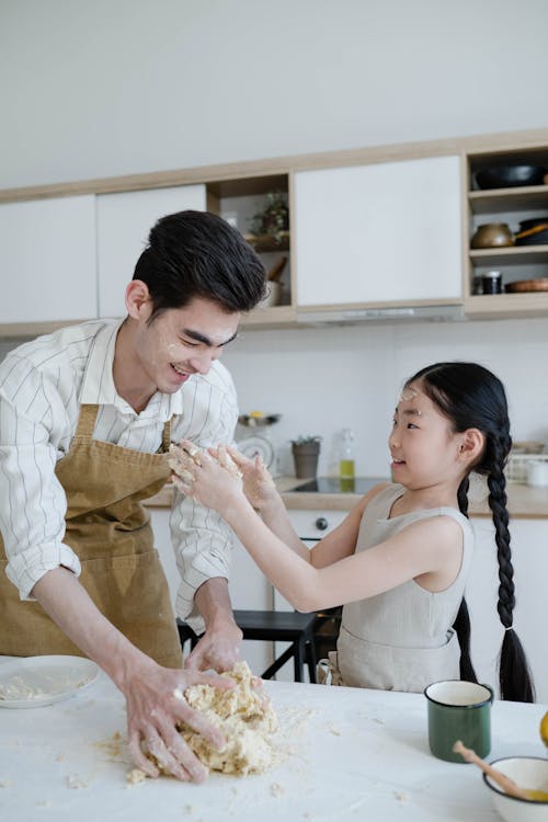 Kostnadsfri bild av asiatisk man, asiatisk tjej, bakning
