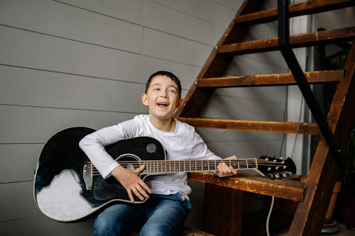 Gratis Foto stok gratis anak, anak laki-laki, bermain gitar Foto Stok