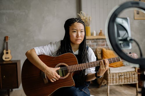 Kostnadsfri bild av 4k, akustisk gitarr, asiatisk kvinna