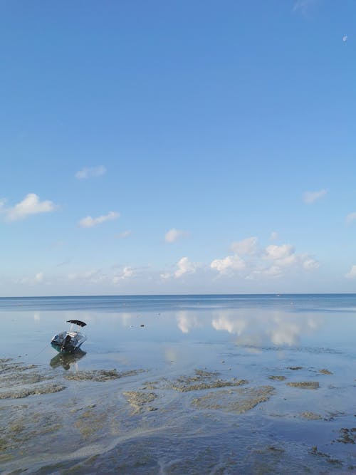 Kostenloses Stock Foto zu blauer himmel, ebbe, gewässer