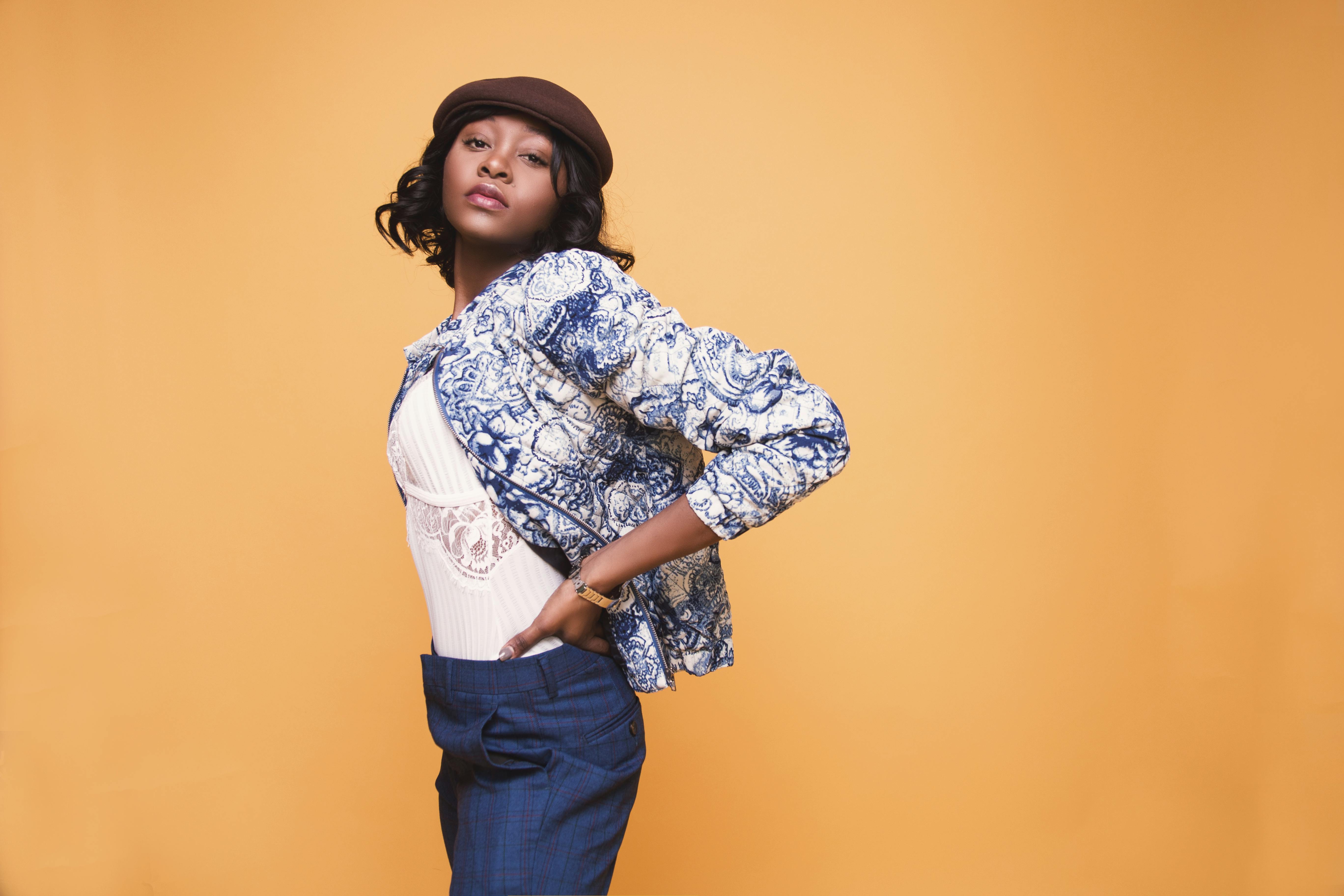 Mujer Vestida Con Camisa Blanca Y Chaqueta Azul Y Blanca · Fotos de stock gratuitas