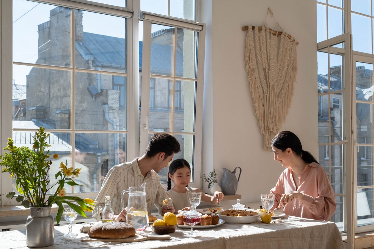 Familia disfrutando de una comida juntos en un comedor luminoso