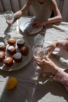 Como Montar uma Mesa Posta Elegante com Pratos para Doces e Cupcakes - imagem 2