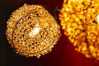 华丽的金灯特写中，散景灯光闪烁，营造出温暖的氛围