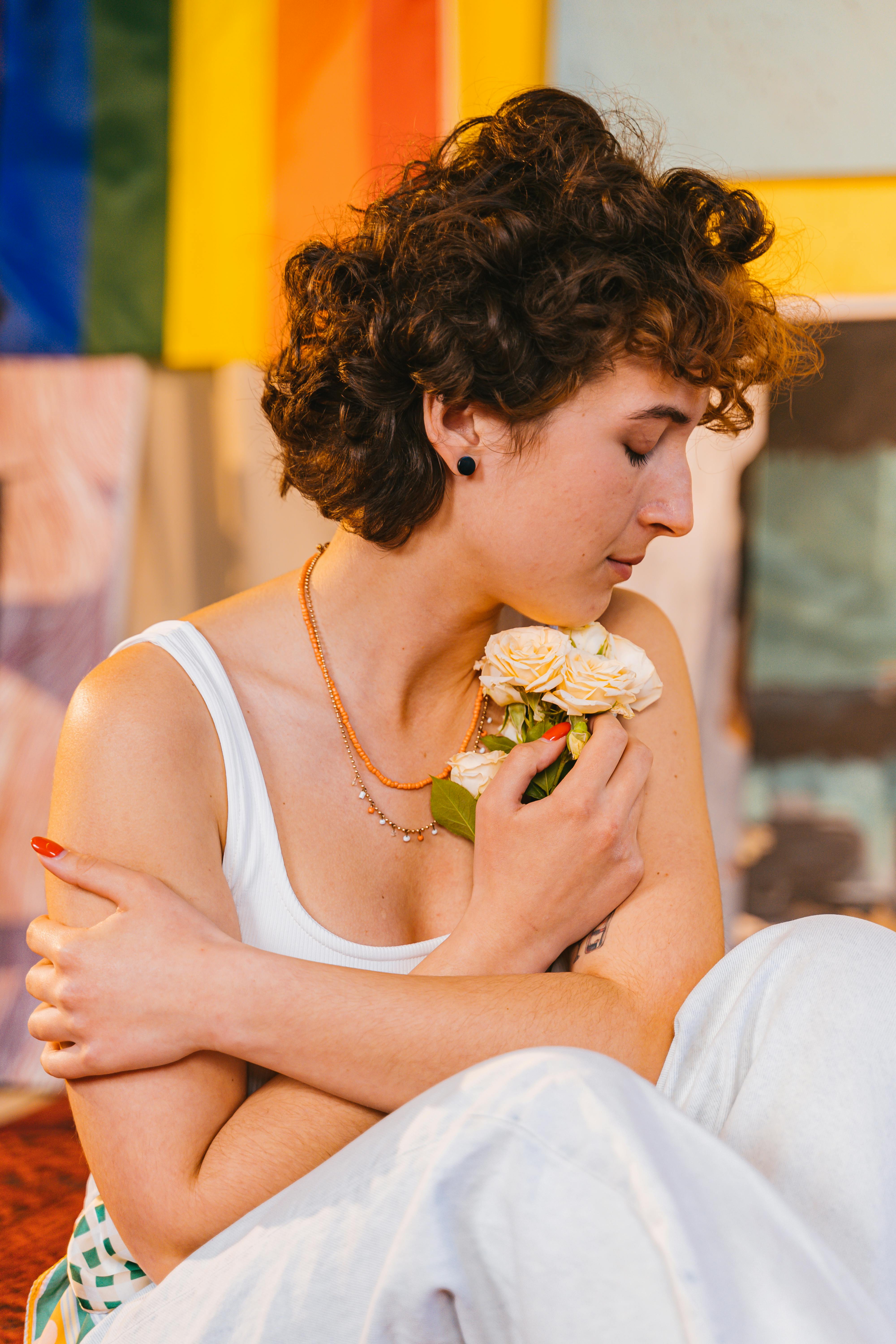 Ilmainen kuvapankkikuva tunnisteilla brunette, ihmiset, kukat Kuvapankkikuva