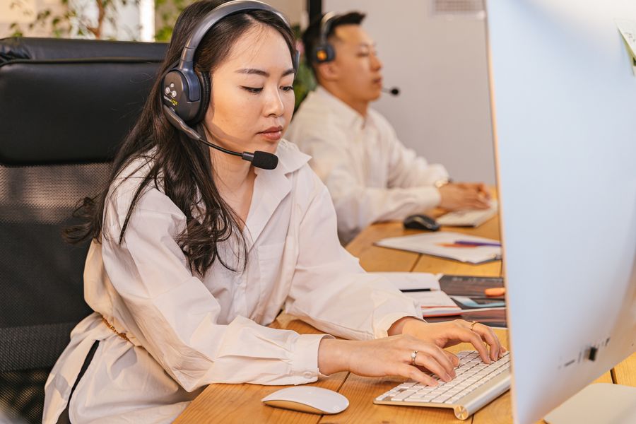 Equipo de atención revisando opciones de contacto para clientes