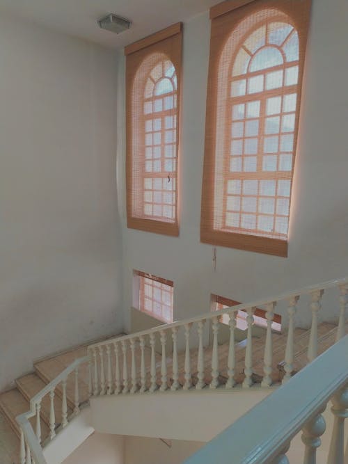 Bezpłatne Darmowe zdjęcie z galerii z balustrada, biała ściana, klatka schodowa Zdjęcie z galerii