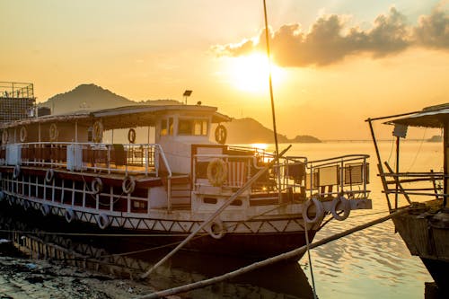 akşam karanlığı, deniz aracı, deniz kenarı içeren Ücretsiz stok fotoğraf