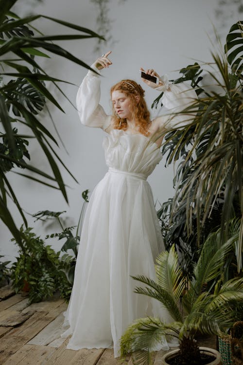 Foto stok gratis bahu terbuka, bergaya, gaun putih