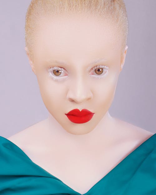 grátis Foto profissional grátis de albinismo, batom vermelho, beleza Foto profissional