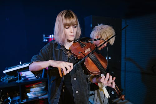 Gratis lagerfoto af kvinde, musiker, øver sig