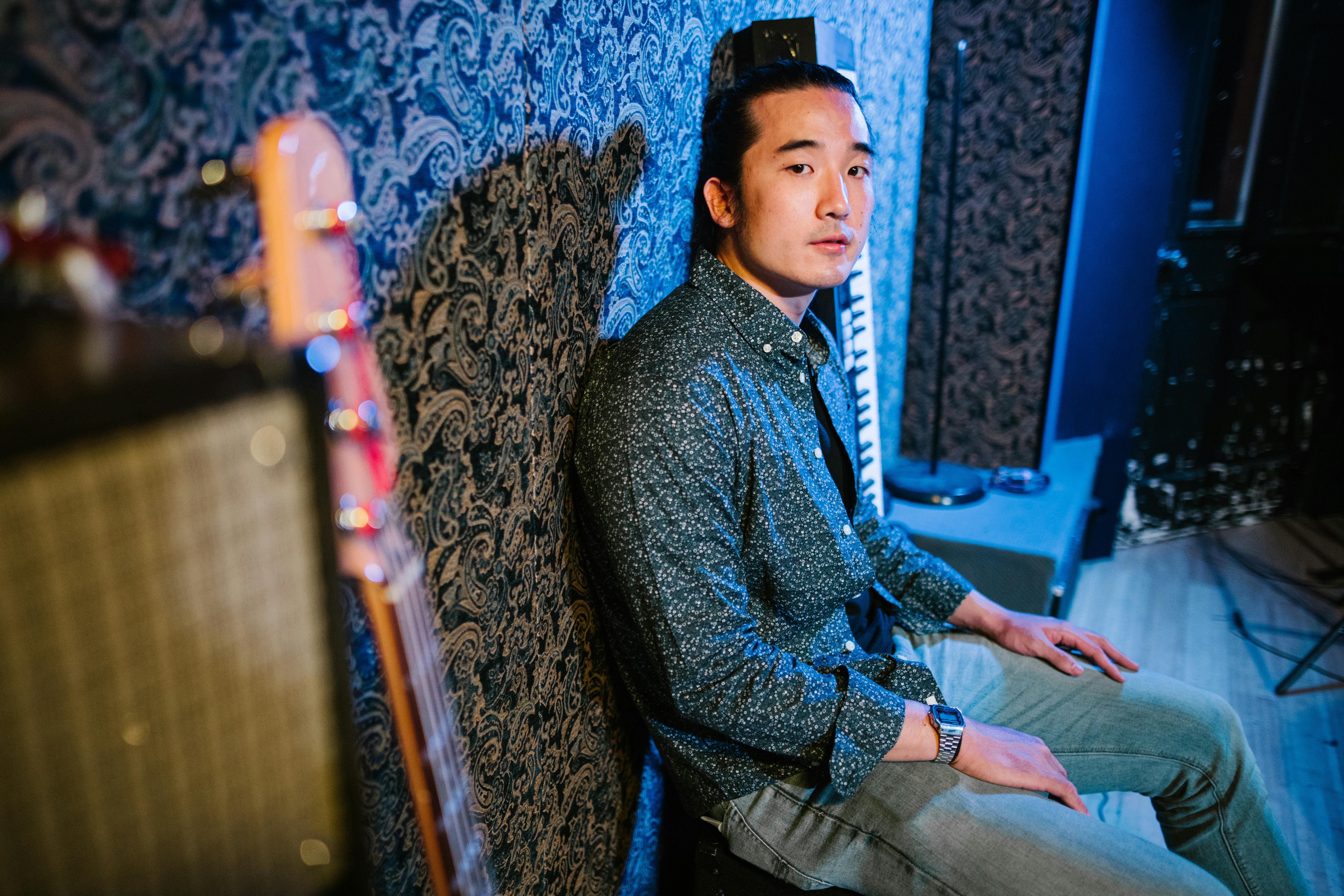 Captura Sónica de Instrumentos Étnicos: Acústica, Microfonía y Procesamiento para Producciones Contemporáneas