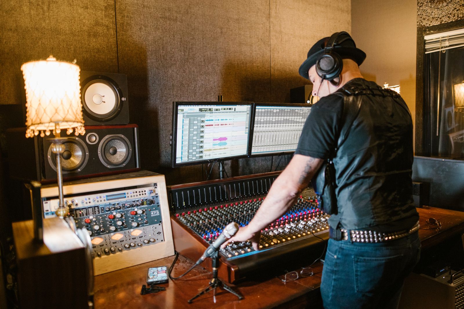 Productor profesional mezclando audio y creando un tag para productores musicales