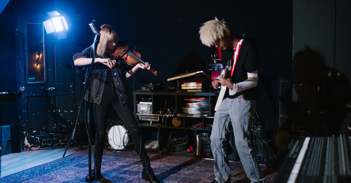 Photo: RDNE Stock project / Pexels Lainey Wilson performs with John Mayer at All For the Hall event, debuting their collaboration