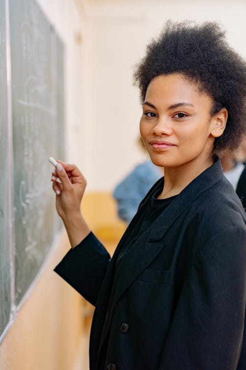 Gratis stockfoto met Afro-Amerikaanse vrouw, blackboard, college