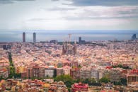 白天可以欣赏巴塞罗那的城市全景，包括圣家族教堂和海岸线