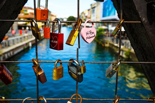 桥栏杆上悬挂着充满活力的挂锁，既可欣赏风景优美的河景，也象征着爱与承诺