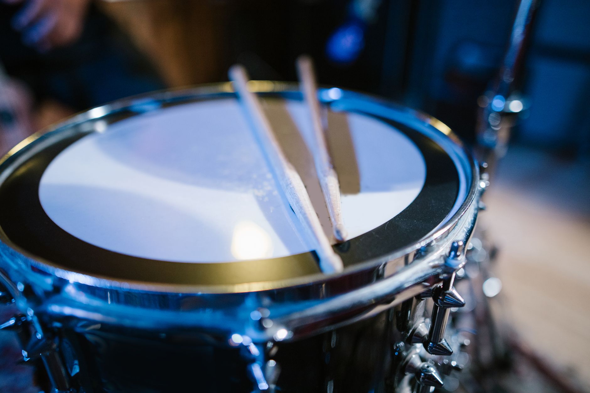 Alex Van Halen davul setinin başında