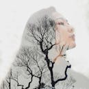 这幅创意双重曝光作品以女人和树枝为特色，融合了自然与肖像艺术