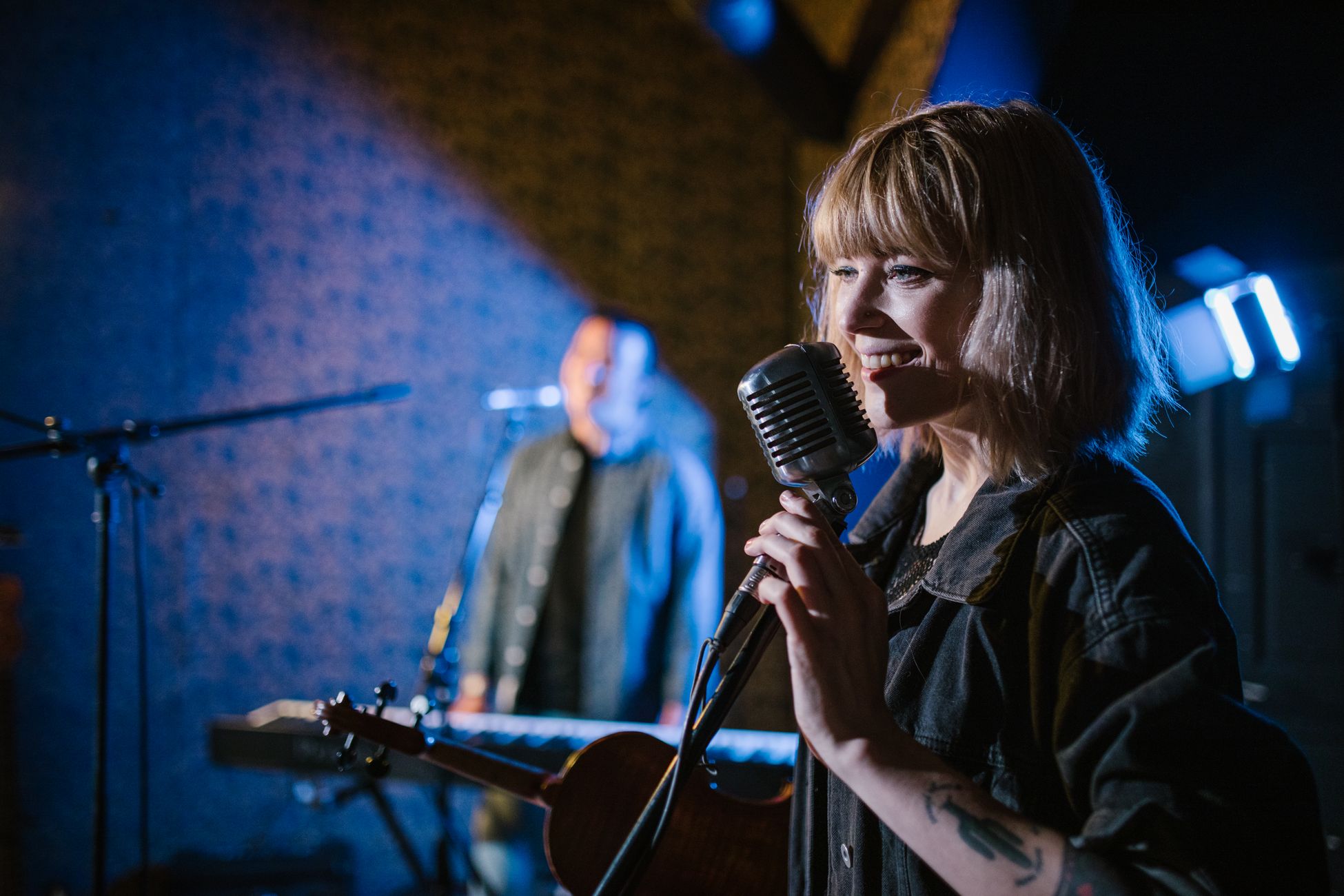 Britse zangeres Sienna Spiro geeft show in Amsterdamse Gashouder