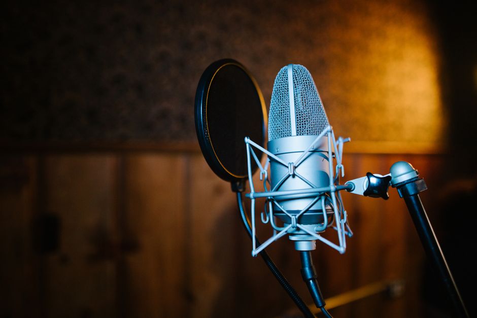 Servizi di trascrizione e analisi vocale multilingue con AI