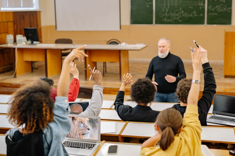 IB Philosophy dersinde tartışmaya katılan lise ve üniversite öğrencileri