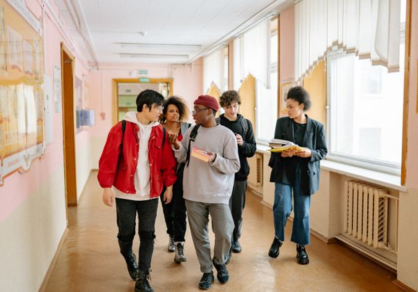 学生在教学楼走廊里走向下一节课