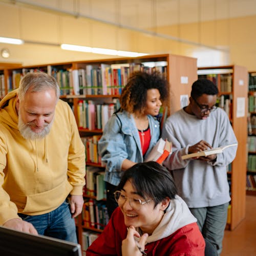 Gratis arkivbilde med bibliotek, elever, mangfold