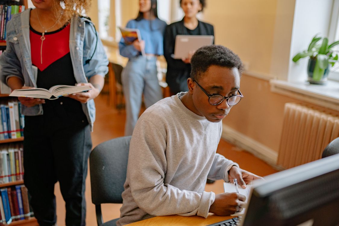 People in the Library · Free Stock Photo