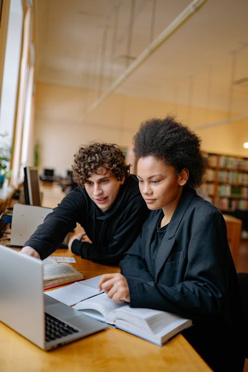 Gratis arkivbilde med bibliotek, elever, kvinne