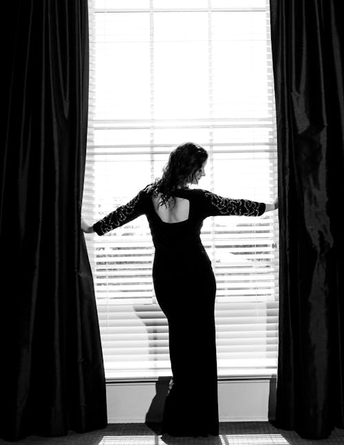 Foto stok gratis gaun hitam, grayscale, hitam & putih