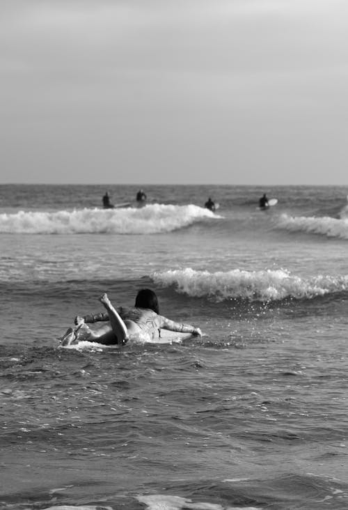 Fotos de stock gratuitas de agua, blanco y negro, chica en el surf