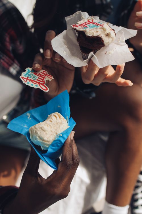 Free Enjoying cupcakes to celebrate Independence Day with friends. Stock Photo