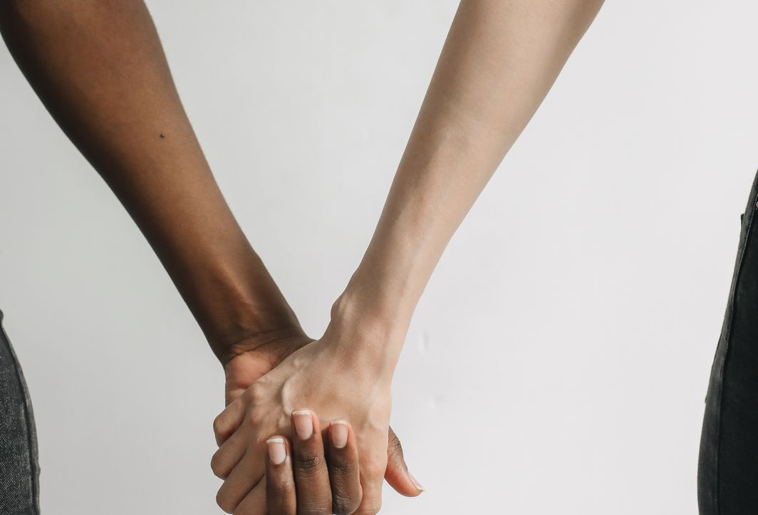 Online dating: starting a conversation on a niche platform