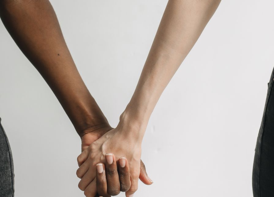 Online dating: starting a conversation on a niche platform
