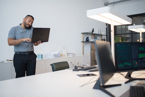 Gratis lagerfoto af arbejder, bærbar computer, bord