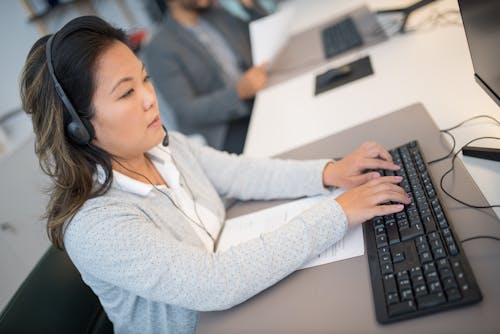 Gratis arkivbilde med arbeide, asiatisk kvinne, callcenter