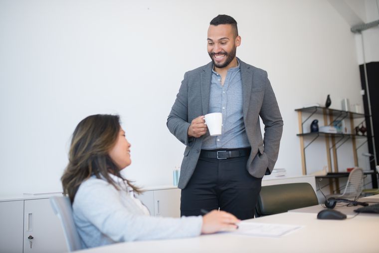 A team lead pausing mid-conversation during a one-to-one in a bright office, photo by Kampus Production on Pexels