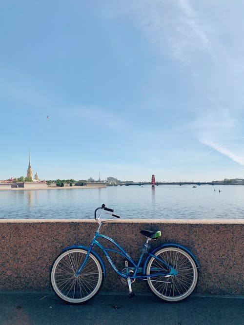 Foto stok gratis diparkir, langit biru, sepeda