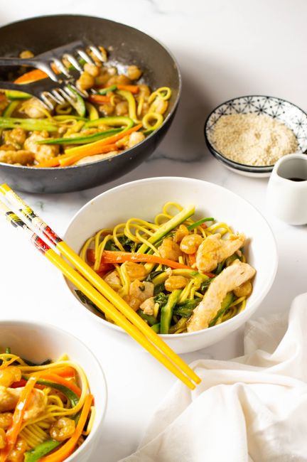 Delicious stir-fried noodles with chicken and vegetables, a classic Asian dish.
