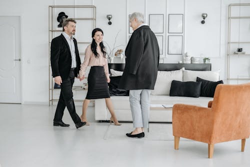 Perbualan santai di ruang tamu moden