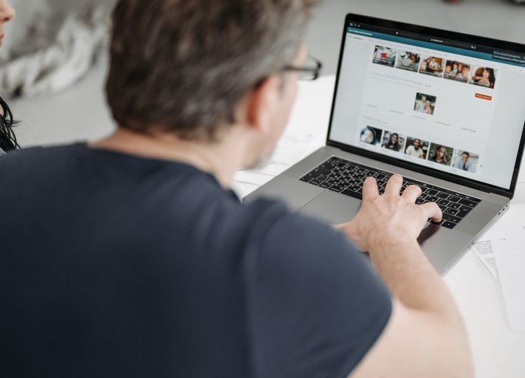 Online dating: starting a conversation on a niche platform