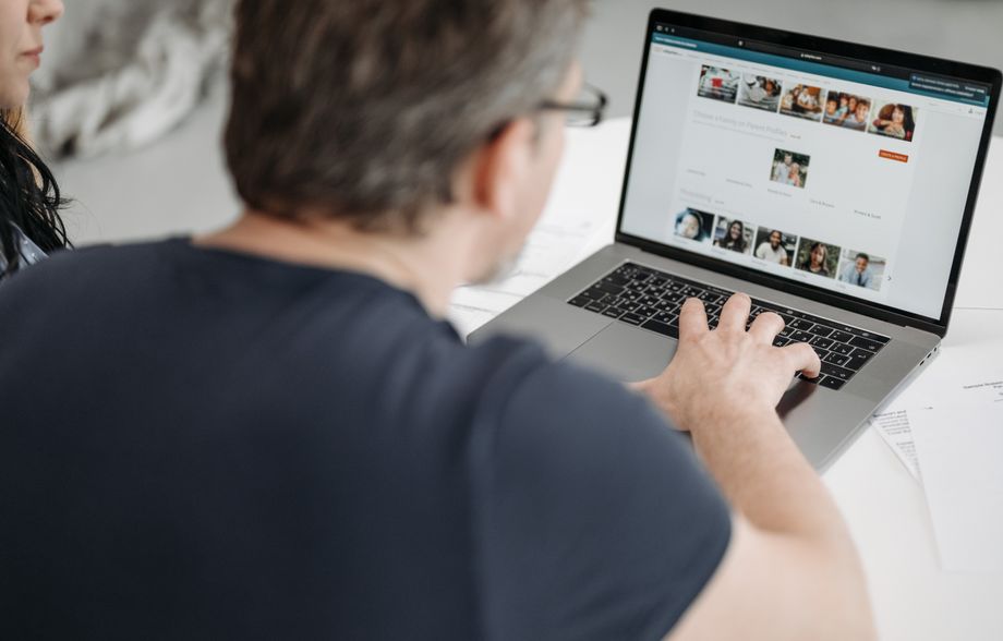 Online dating: starting a conversation on a niche platform