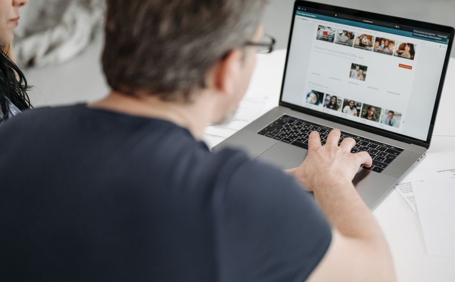 Online dating: starting a conversation on a niche platform
