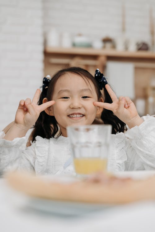 Gratis lagerfoto af asiatiske børn, barn, fredstegn