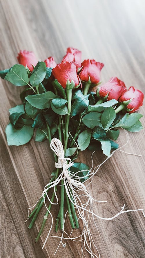 Fotobanka s bezplatnými fotkami na tému červené kvety, červené ruže, drevený stôl