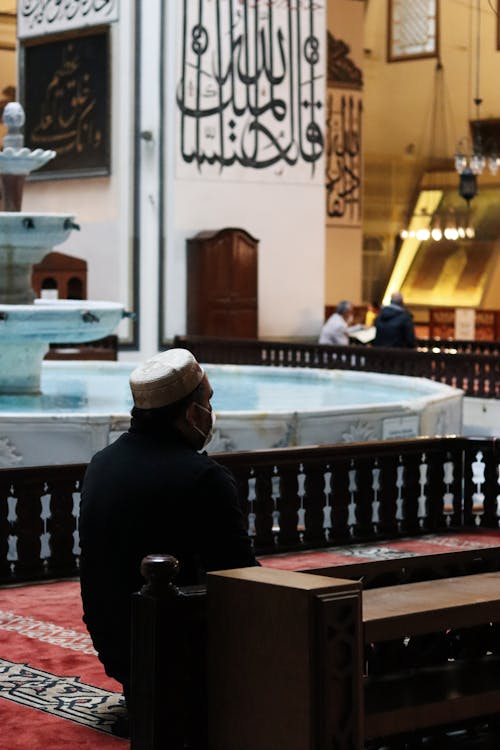 Free Muslim man praying in mosque Stock Photo
