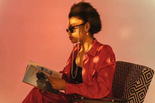Бесплатное стоковое фото с афро волосы, книга, красивый